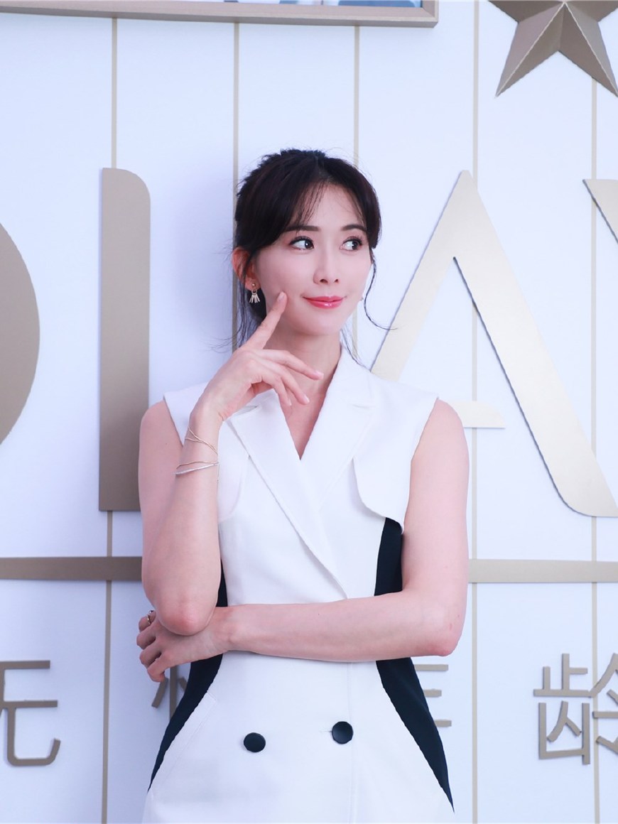 林志玲出席活动,穿连衣裙扎灯笼辫好俏皮,43岁还在逆生长?