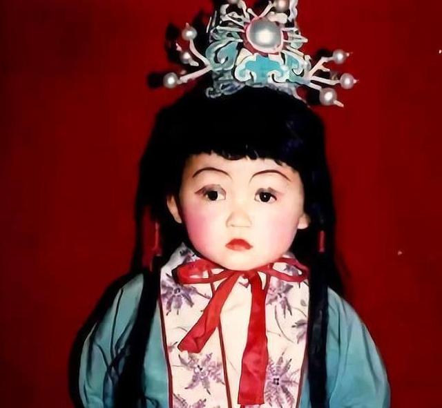 贞子小时候的样子图片
