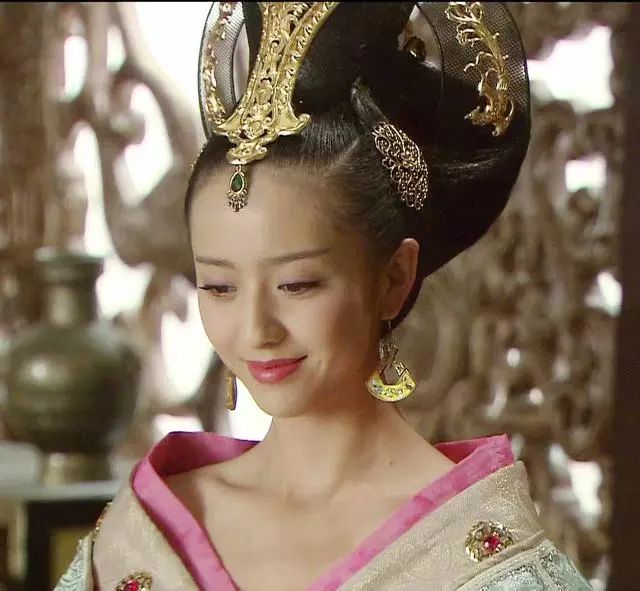 女星穿露肩古装有多美?张娜拉清新可爱,张嘉倪最娇媚!