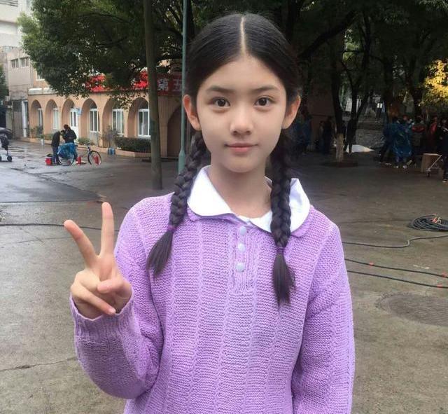 而赵蕴卓从小就是个大美女,长得特别好看.