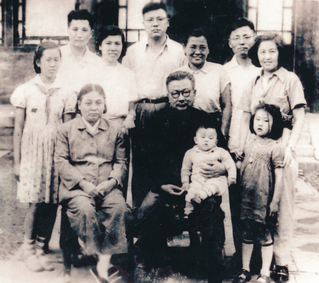 李克农与夫人赵瑛共有五个孩子,分别是女儿李宁,李冰,儿子李治,李力