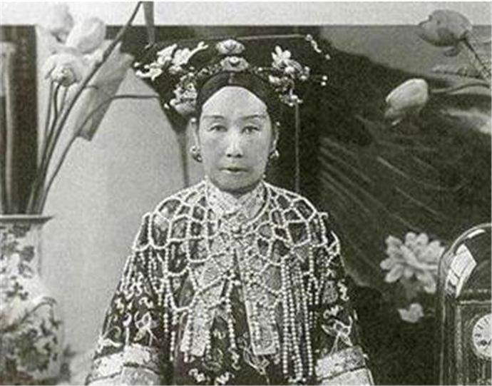 慈禧太后被叫清朝第一美女看看她18岁的照片我算是信了