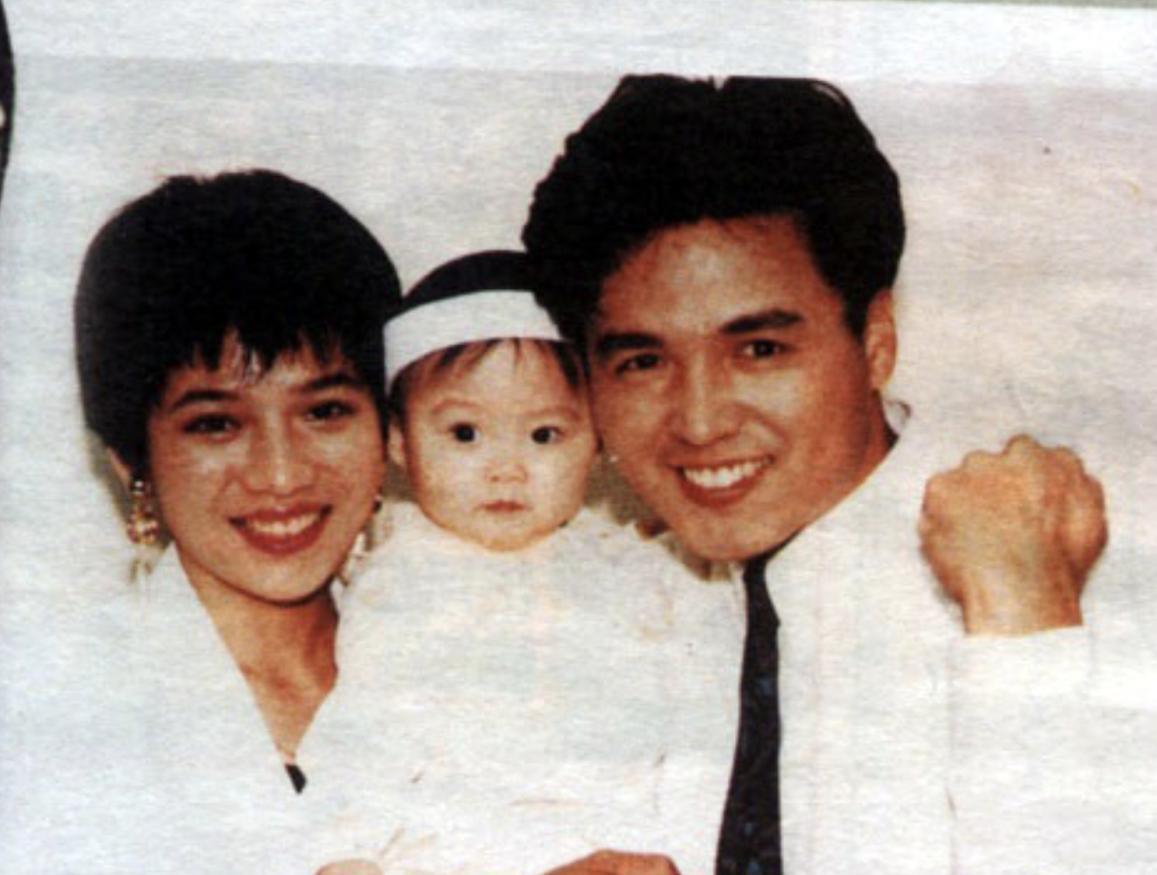 这位就是曾哲贞,当年曾哲贞在剧中的这身扮相看起来真的是很美呢,穿着