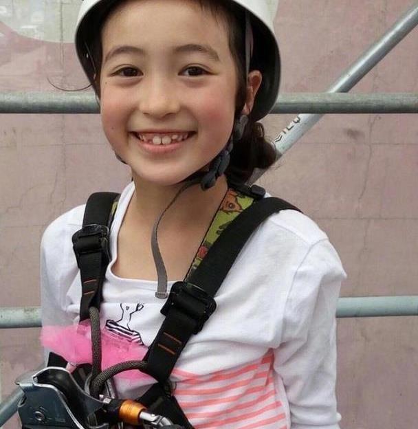 夏克立晒小公主夏天近照,漂亮大方懂礼貌,亭亭玉立有爱心!