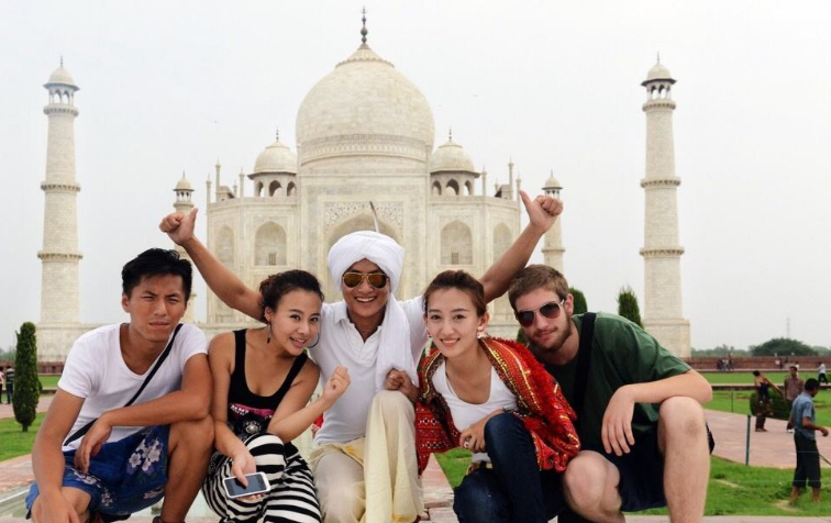 人设宠妻狂魔被曝出劈腿,净身出户还上综艺,何炅当众给他难堪!