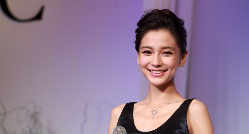 angelababy穿黑裙,没了后期修图皮肤有点黝黑 和电视上判若两人