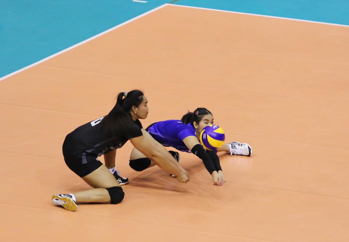 泰国利用维拉瓦前交叉但被郑益昕背飞迫近13-14,中国女排凭借刘晏含