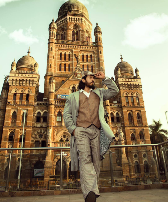 仿佛希腊神话中的男神雕塑般的身材让他的男性魅力扑面而来