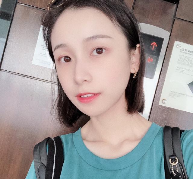 姜梓新将头发剪短了一些,一头齐脖短发干净又清新