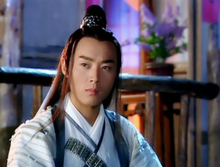 比如《机灵小不懂》中的宁王,《金蚕丝雨》中的傅玉书,古装造型帅气