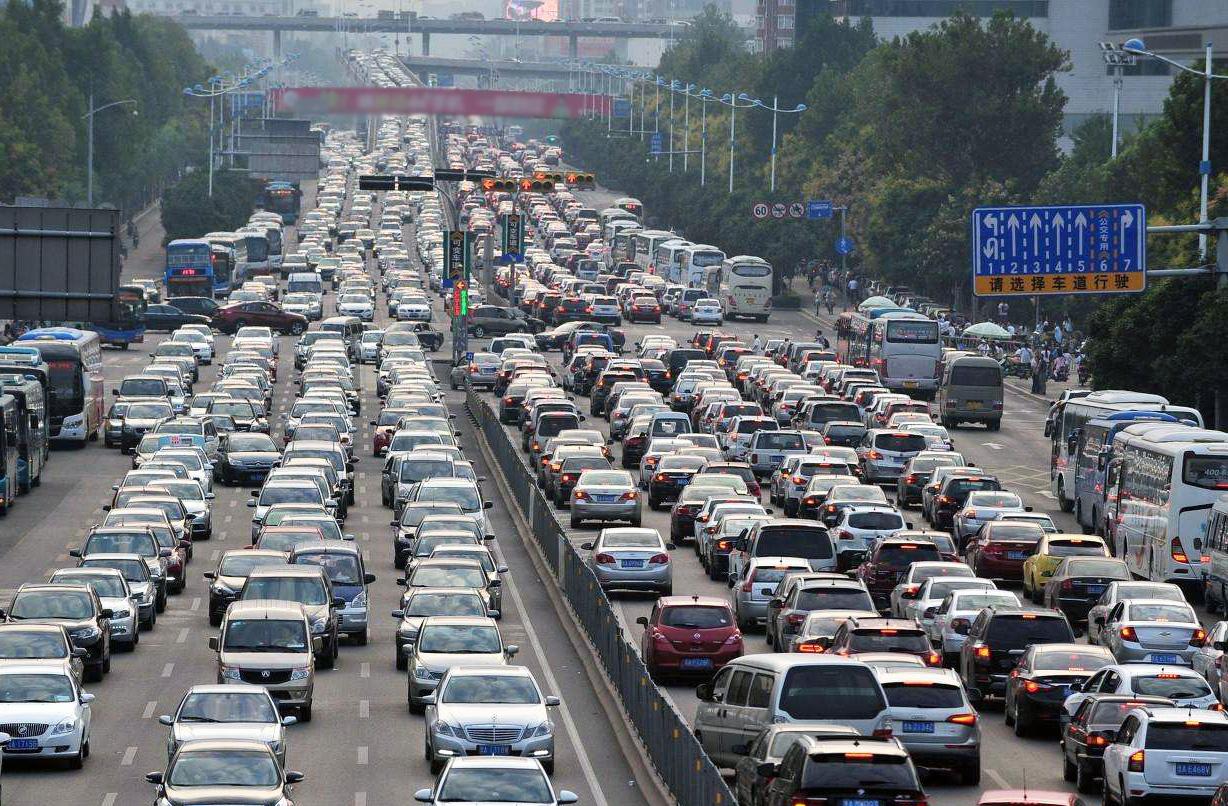 为何一些道路没有发生交通事故,马路也很宽敞,但依旧会堵车