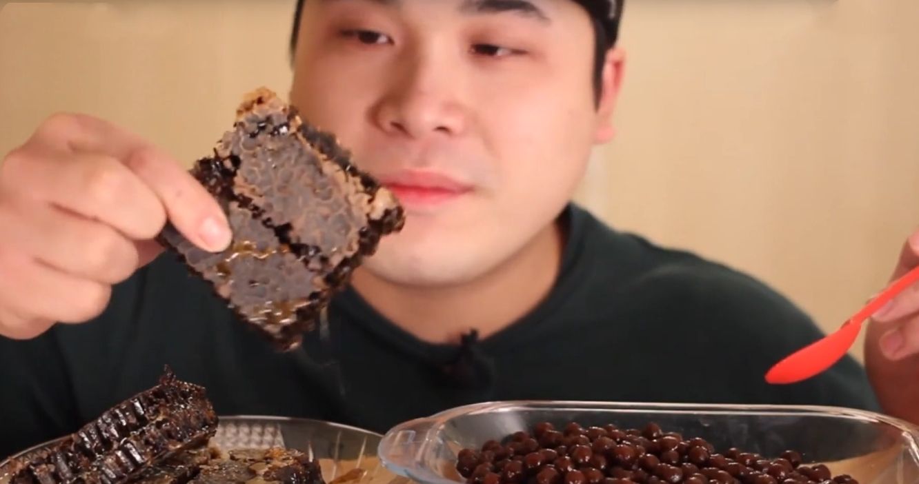 大胃王吃"巧克力",不仅拉丝还黏牙,网友:能吃两块算你厉害