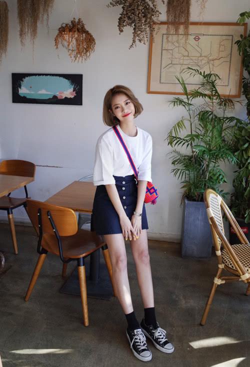 牛仔裙搭配帆布鞋,展现清新文艺范,你不来pick一下吗?