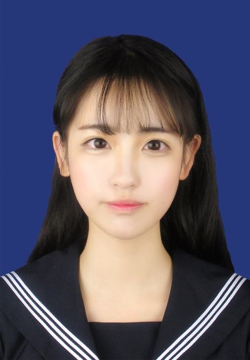 证件照脸颊线条柔顺,漆黑的头发有着自然的起伏和弧度,散下来