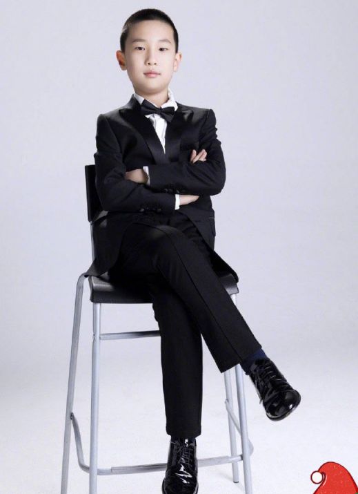 今长大了,身穿西装帅气十足