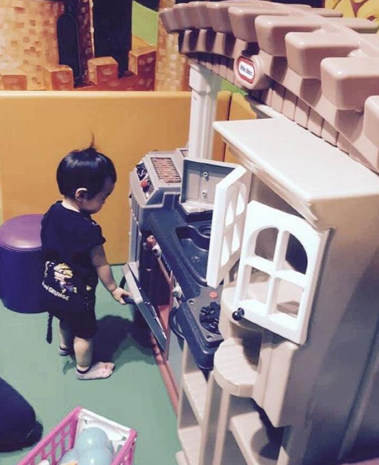 演员朱亚文的豪宅,房子的装修全部是为了孩子,客厅就能俯瞰市区