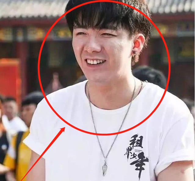 黄子韬新戏开拍全程垮脸!刘宇宁的表情抢镜,网友:幸灾乐祸!