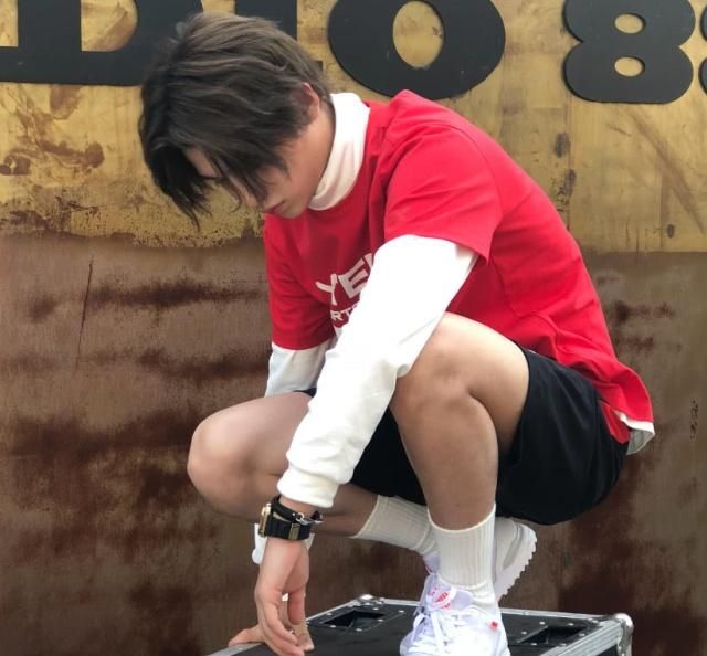 黄明昊头发有点酷,今年真的流行"章鱼头"吗?不仅个性还显高