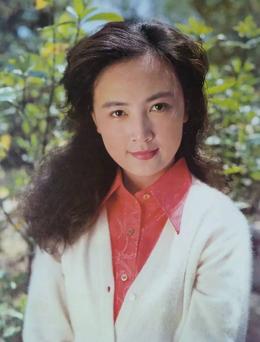 一出道就大红,曾因难产险丧命,画画扬名国际,嫁军官恩爱42年|赵静