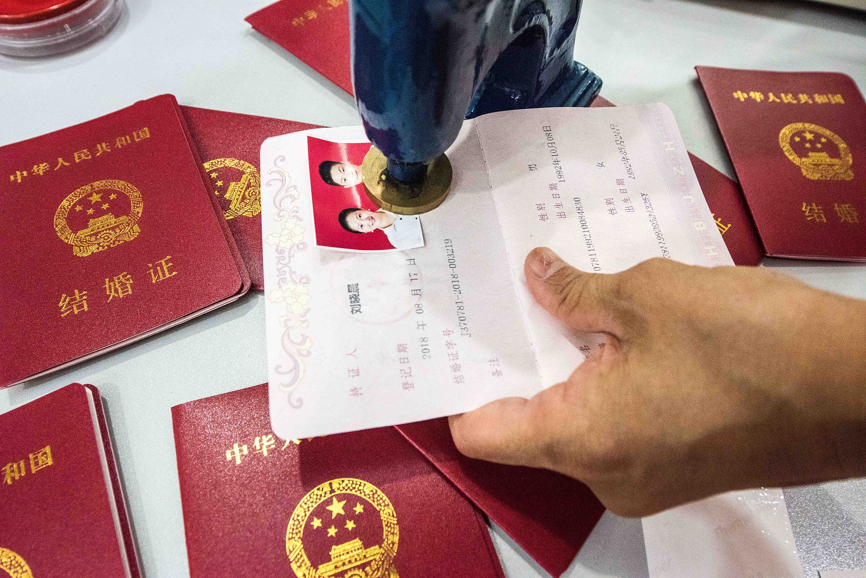 潍坊青州市政务服务中心民政局婚姻登记处,众多新人办理登记结婚手续