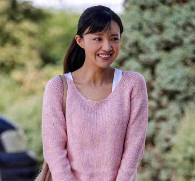 如今的傅晶,42岁了,活得还像是22岁一样,长得也像是22岁.