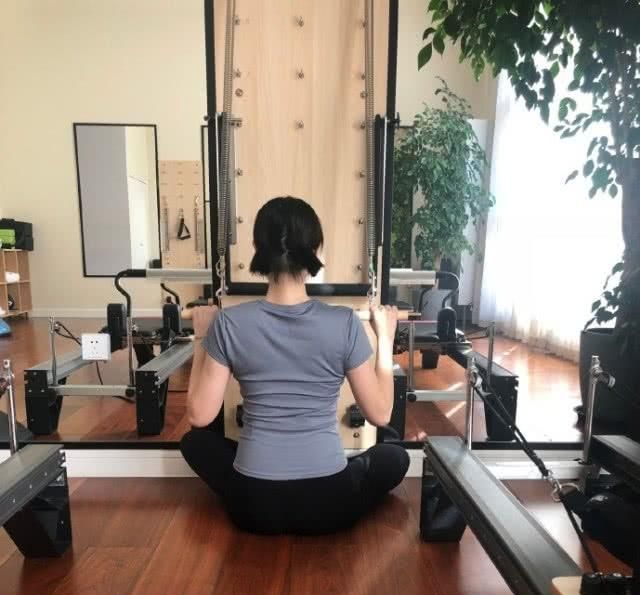 上个月,李艾在自己的社交平台上晒己在健身房认真做孕产运动的照片.