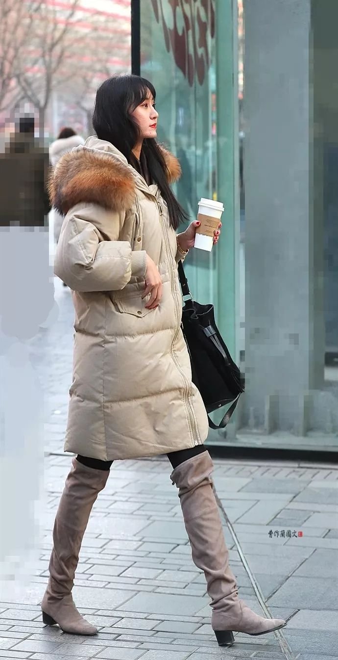 街拍:高筒靴成就的美女,就是有气质