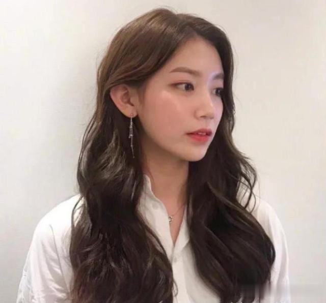 长发女生,可以试试全智贤的"人鱼卷"发型,超超超显瘦哦