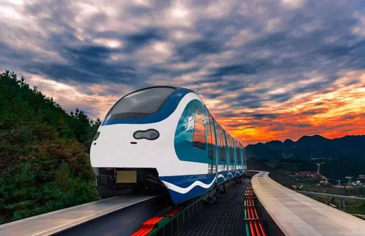 六盘水野玉海:首创的单轨高架观光小火车正在运行,小伙伴走起来