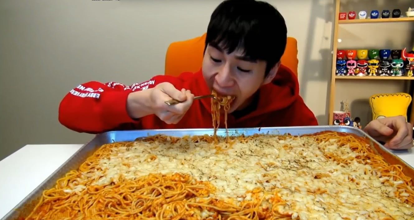大胃王吃10斤拉面,吃到一半端出了门外,网友:还是你厉害