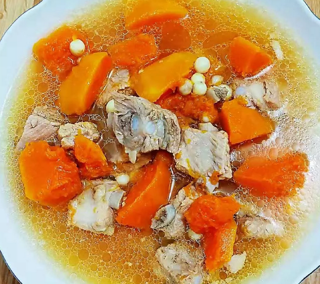 汤鲜味美,排骨软烂,南瓜软糯,非常适合现在喝,大冷天就要吃点肉,才能