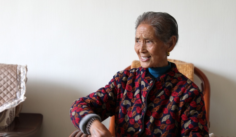 农村婆婆把晒干的绿豆拿出来剥,3岁小孙子给帮忙,干细活真认真