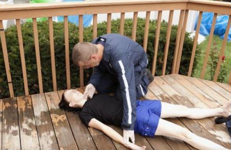 女子溺水被救起,男子对其人工呼吸,女子醒来要以身相许