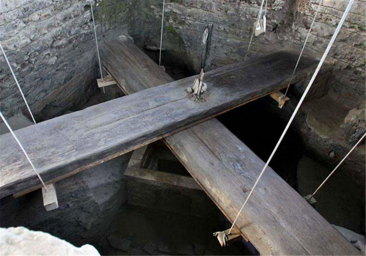 1972年专家发现古墓发现被盗光一气之下锤塌石墙发现密室