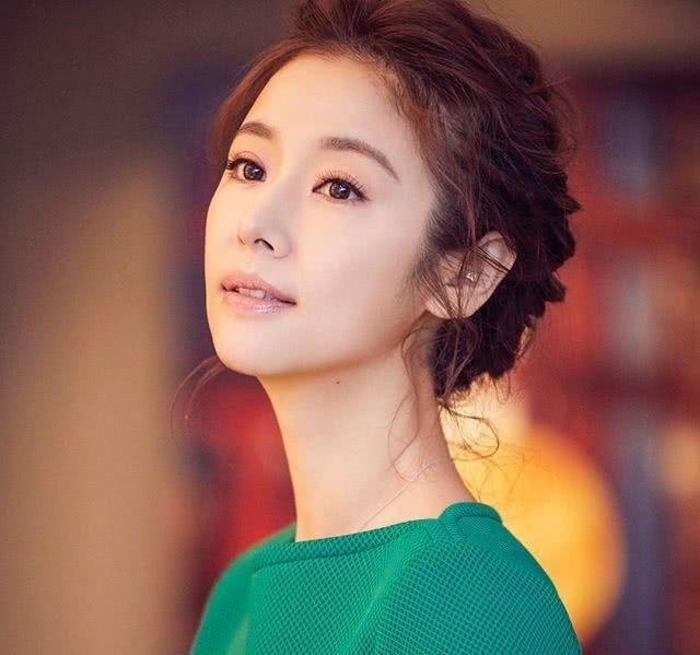 封面42岁林心如只是扎丸子头发嫩得好像19岁!少女感也太好了