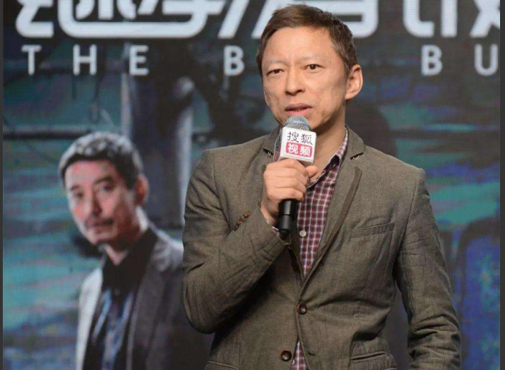 张朝阳也传绯闻了?与92年嫩妹现身电影院,两人亲密搂腰超甜蜜
