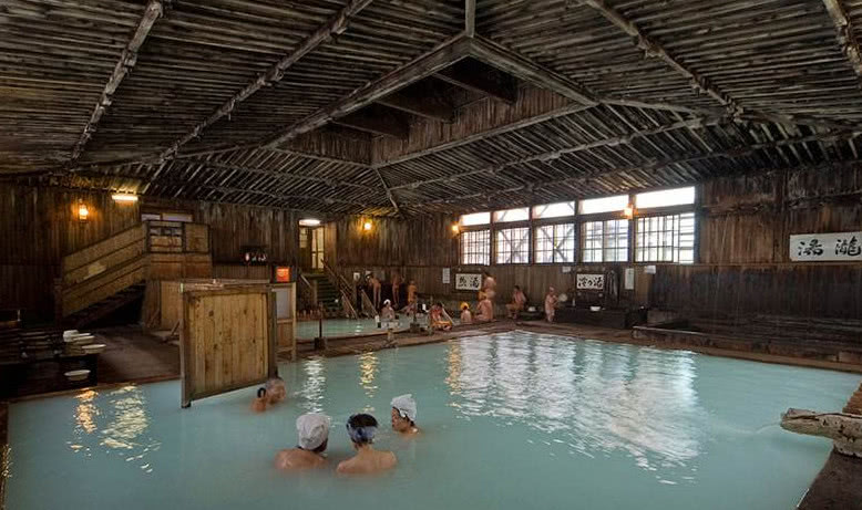 去日本泡温泉的中国游客,注意有4条大规定,游客:欺负老实人?