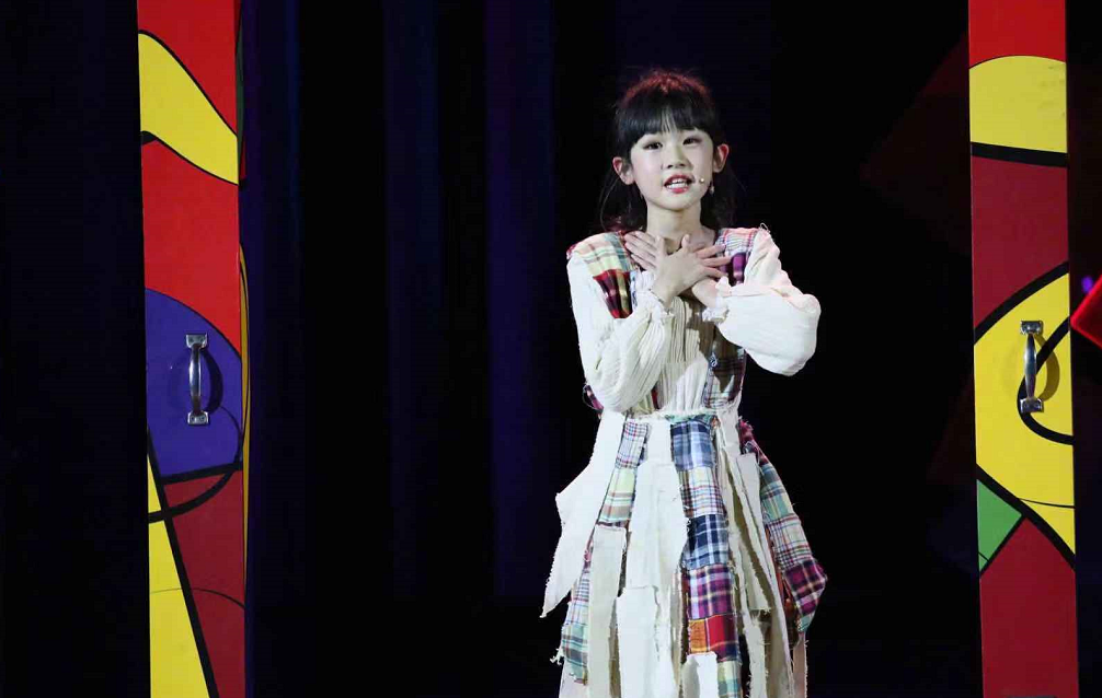 天资聪颖的贝儿实力演绎出了"别人家的孩子"的真实模样,画画,唱歌