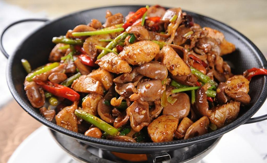 干锅鱼丸材料:鱼丸类,五花肉,芹菜,洋葱,胡萝卜,青椒,金针菇,干豆腐