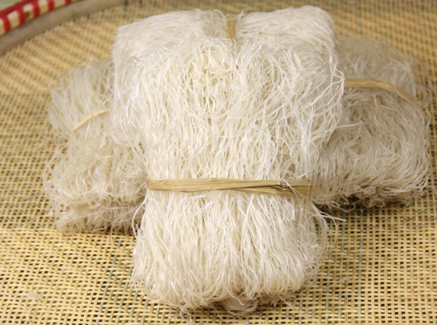 在温州平阳的一个小村庄村民们手工产出了03毫米粗的细粉干