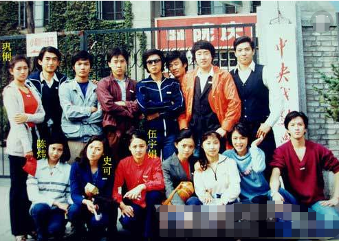 被称校花与巩俐齐名,老公因“吸毒跳楼”,53岁与儿子相依为命|贾宏声|伍宇娟|巩俐_新浪新闻