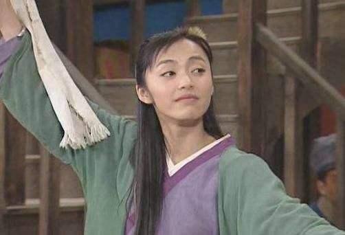 现在她已经把自己的戏路扩宽了,早就已经不是那个疯疯癫癫的傻丫头了