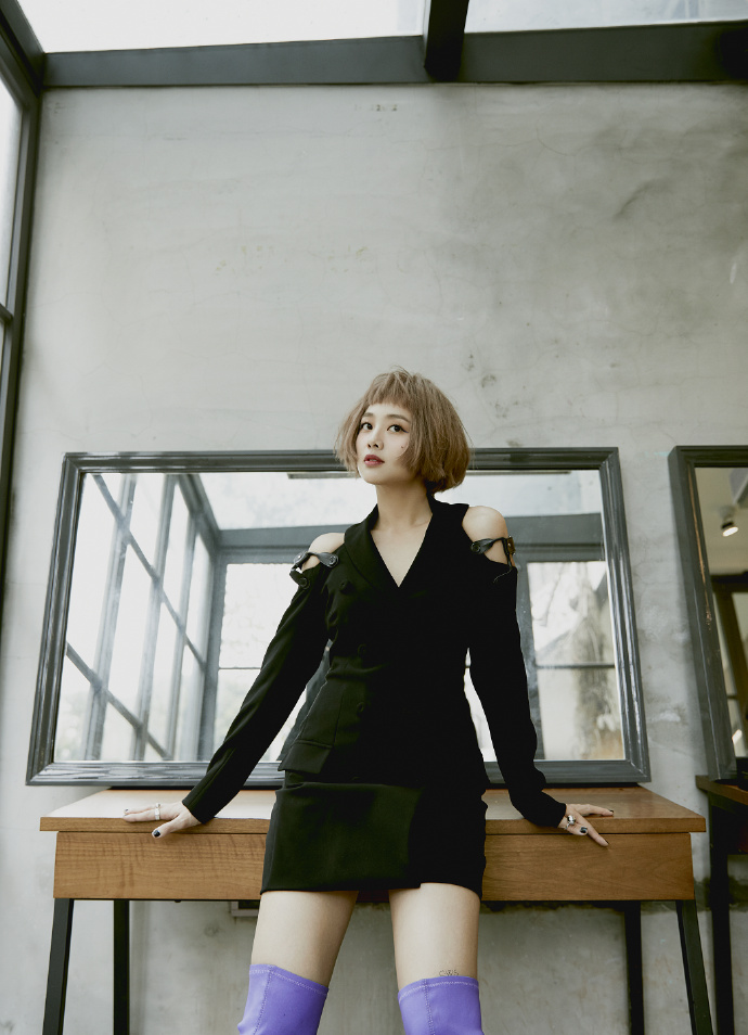 厉害了!鬼鬼吴映洁一袭挖肩袖西装短裙大秀美腿,紫色长靴超抢镜