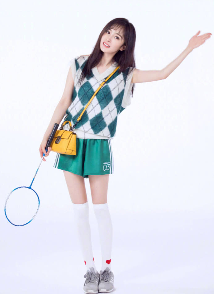 背心配运动短裤,谁穿谁尴尬,"带货女王"杨幂二话不说直接穿!