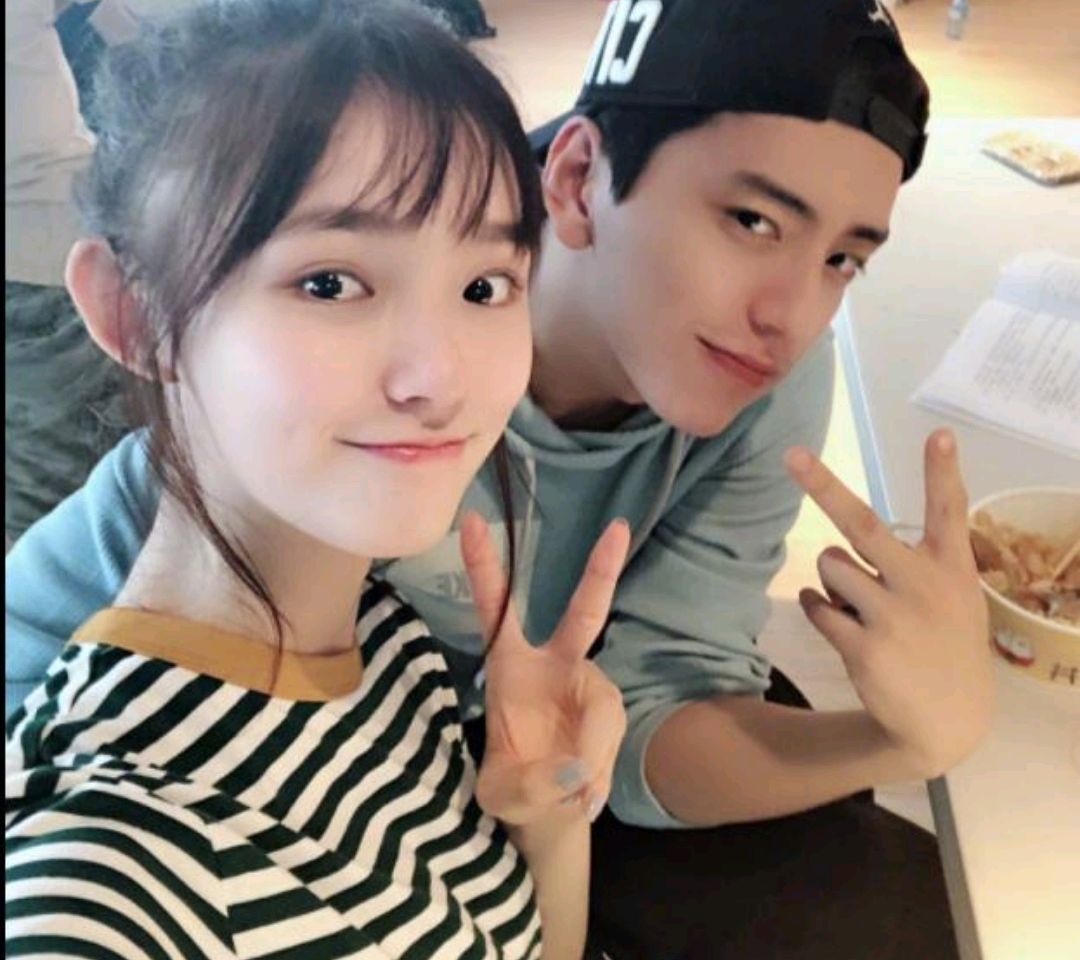 湖南卫视春晚王大陆和林允的假唱好尴尬,摄影师都不好意思来特写