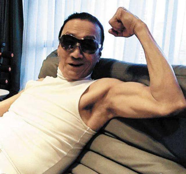 82岁谢贤与女友复合,满身肌肉结实,谈养生之道称最爱吃袋鼠尾巴