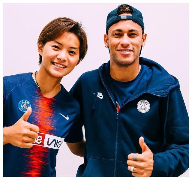 姆巴佩主动和王霜互动男足02世界杯索要巴西球衣被批丢人