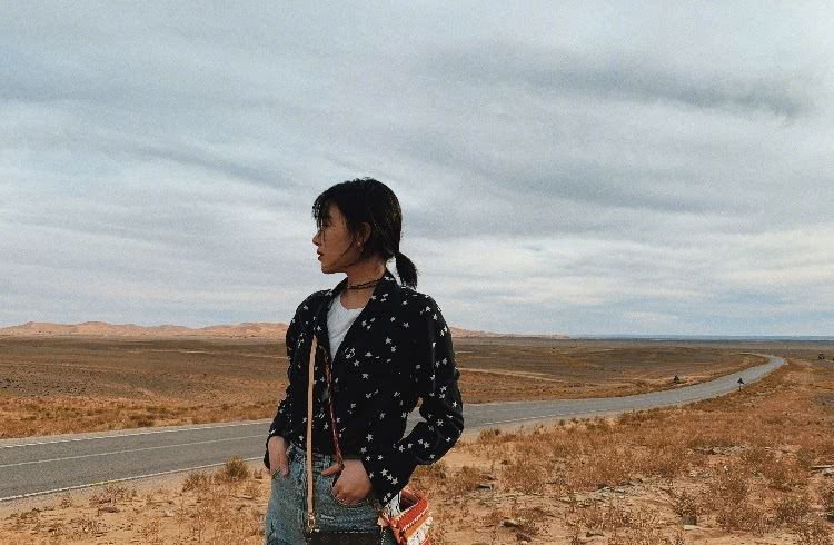 阚清子晒照背影耐人寻味终于没有辜负粉丝心找到真爱