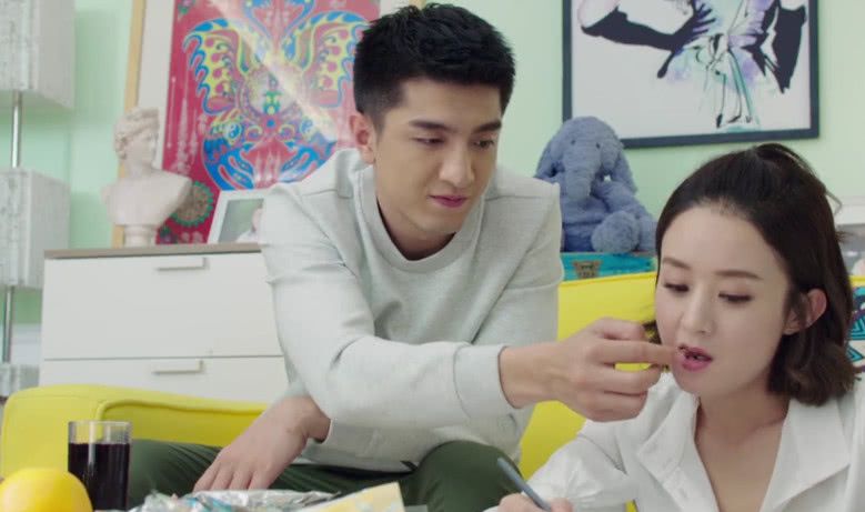 厉致诚一边跟林浅聊天,一边喂她吃开心果,颖宝吃得一脸开心