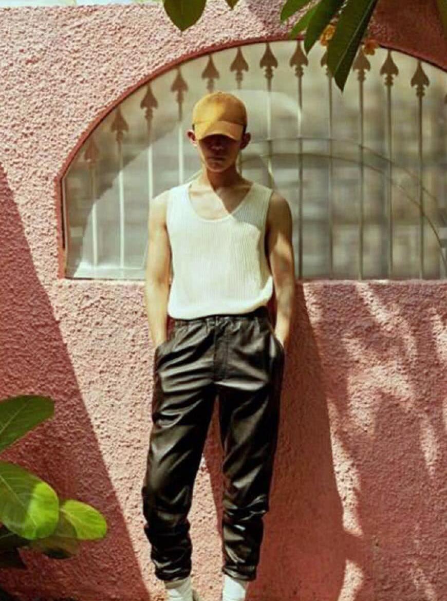 易烊千玺登杂志露肌肉腹肌八块网友易烊千玺举铁了吗